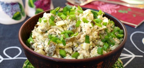 Салат с индейкой и шампиньонами со сметанно-горчичной заправкой