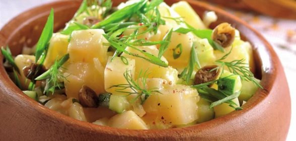 Горячий салат из картофеля с огурцами и каперсами