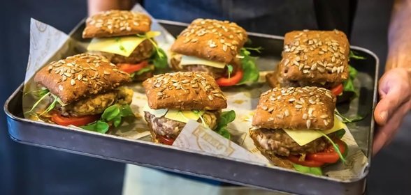 Бургеры из индейки с карамелизированным луком