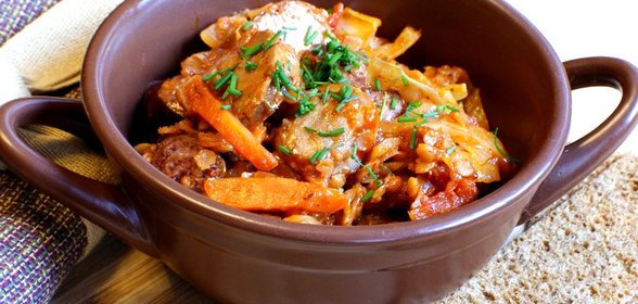 Горшочки с капустой, чечевицей и колбасками