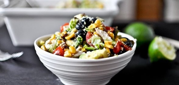 Летний салат с черникой и авокадо