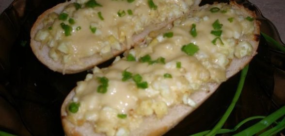 Бутерброды с маслом сыром и яйцом