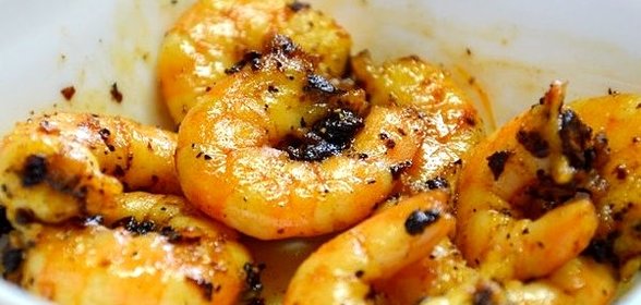 Жареные креветки с луком