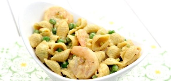 Салат с креветками и макаронами