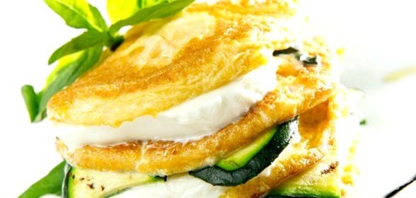 Пирамида из омлета и моцареллы