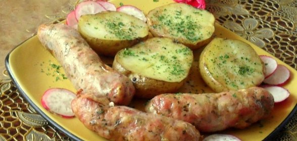 Запеченный картофель с домашними колбасками