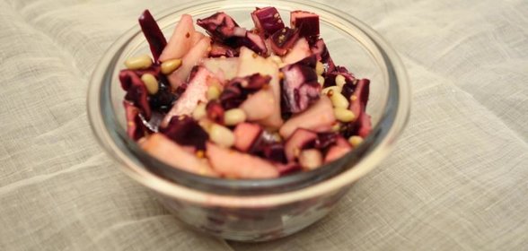 Салат из краснокочанной капусты c грушей и заправкой