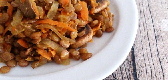 Зеленая чечевица с грибами