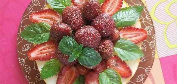 Легкий летний салат с дыней, клубникой и зеленым соусом