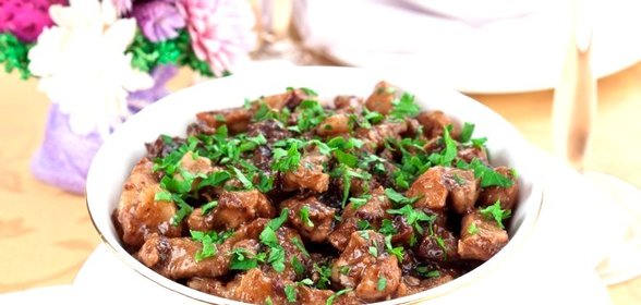 Свинина с черносливом, тушенные в пиве