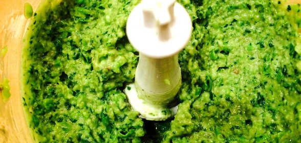 Пюре из горошка с авокадо