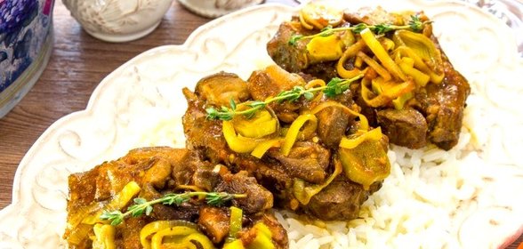 Баранина с белыми грибами и помидорами