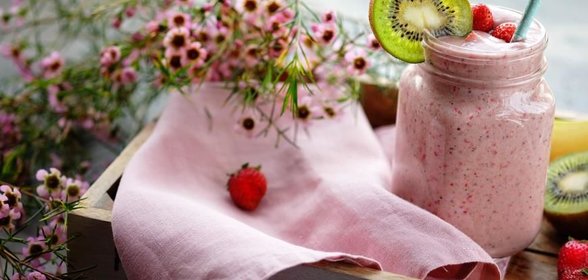 Смузи с бананом, киви, клубникой и кокосовым молоком
