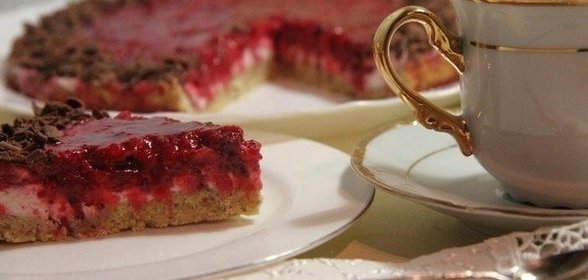 Миндальный бисквит с красной смородиной