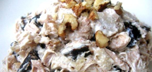 Салат из курицы с черносливом