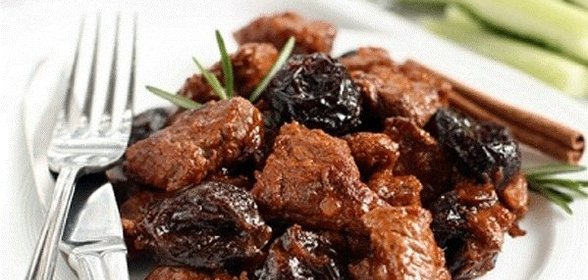 Гуляш из говядины с черносливом