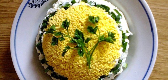 Яично-огуречный салат с зеленым луком