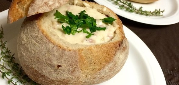 Клэм-чаудер в хлебной тарелке