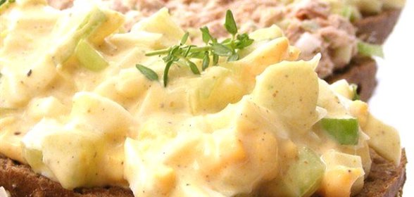 Яичный салат с сельдереем и горчицей
