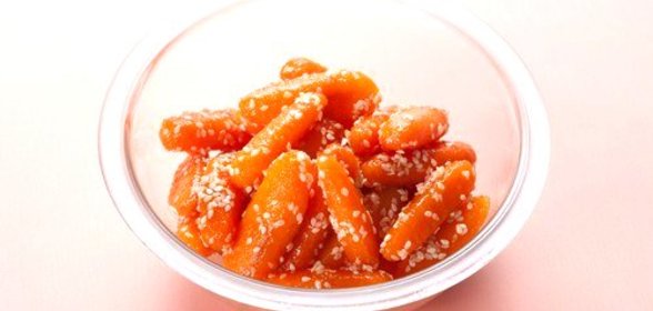 Молодая морковь с кунжутом