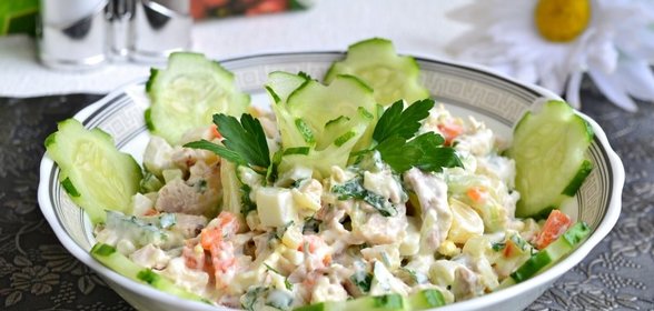 Салат с курицей, морковью и свежими огурцами