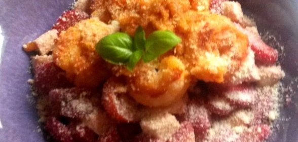 Салат из королевских креветок с клубникой