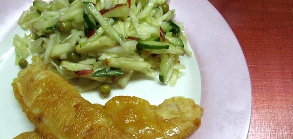 Куриные палочки с салатом