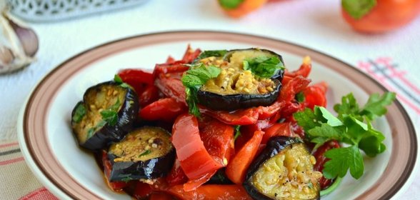 Закуска из жареного сладкого перца и баклажанов с чесноком