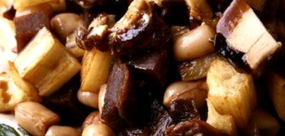 Жареная свинина с арахисом и имбирем