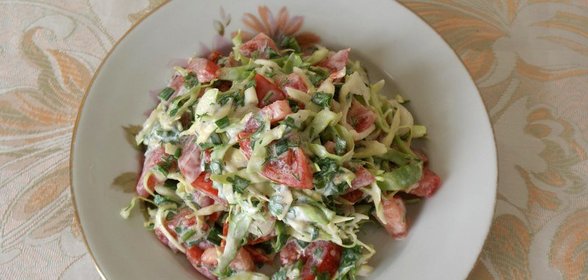 Салат с помидорами и молодой капустой