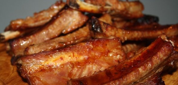 Запеченные деликатесные свиные ребрышки