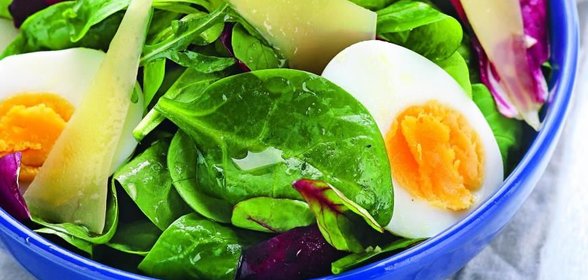 Зеленый салат с яйцами и сыром