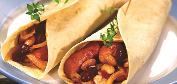 Сосиски с фасолью на тортилье