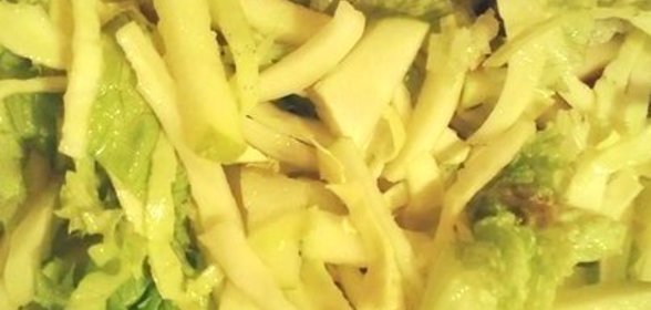Легкий зеленый салат с яблоком и огурцом