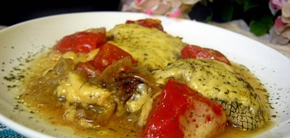 Макрорус на луковой подушке, запеченный с помидорами и сыром