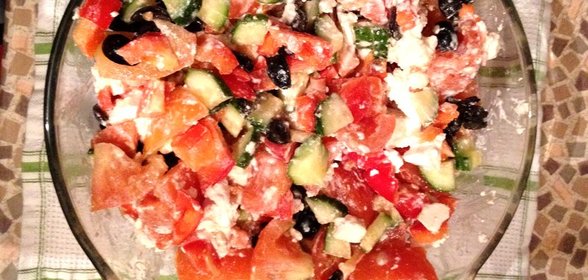 Овощной салат с сыром сиртаки и маслинами