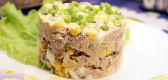 Салат из печени трески с гренками