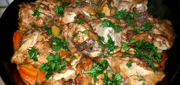 Кисло-сладкие куриные бедрышки с морковью и зеленью