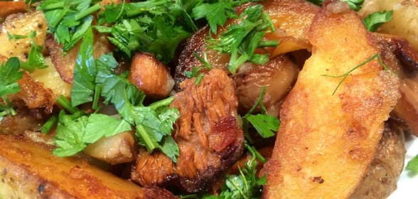 Жареный картофель с лисичками