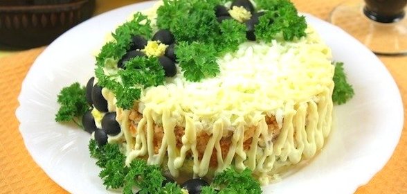 Салат с горбушей горячего копчения