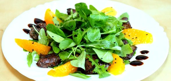 Теплый салат из куриной печени с апельсином