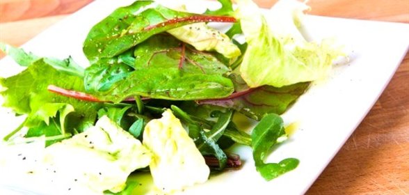 Зеленый салат с лимонной заправкой