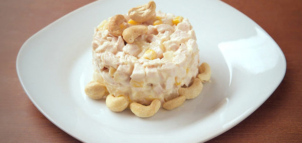 Салат из копченой курицы с ананасом