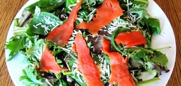 Салат с рыбой и сыром