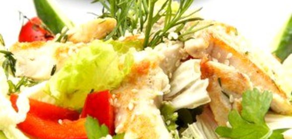 Салат из курицы с цикорием, помидорами-черри, сыром и грецкими орехами