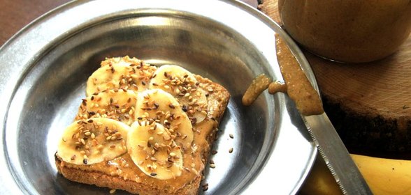 Тост с арахисовым маслом, бананом и кунжутом