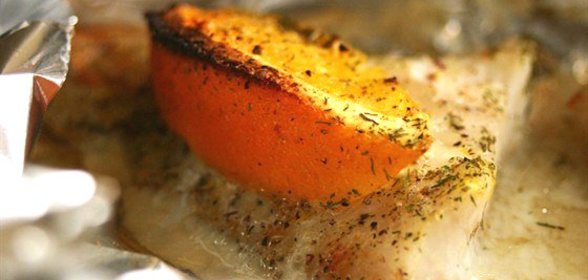 Морской окунь с апельсинами в фольге