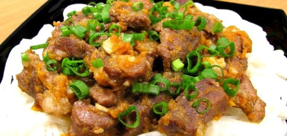 Мясо с луком, морковью и рисовой лапшой
