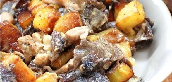 Жаренный картофель с грибами в сливках