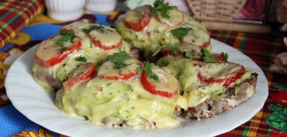 Свинина под сырно - кабачковой шубкой